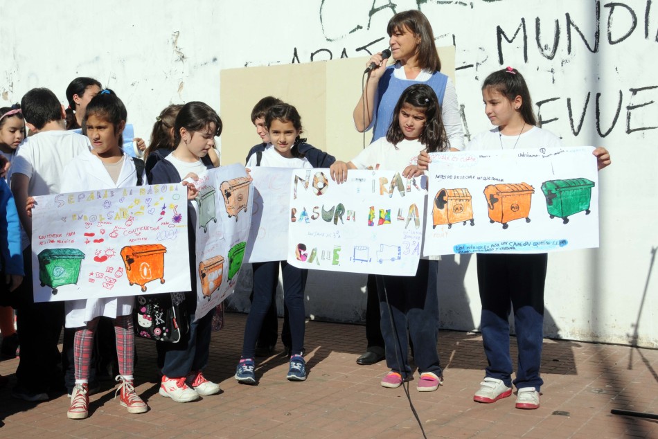 11805 | Presentacion de Contenedores Metálicos en Barrio Arroyito - Dir. Gral. de Comunicación Social (Silvio Moriconi)