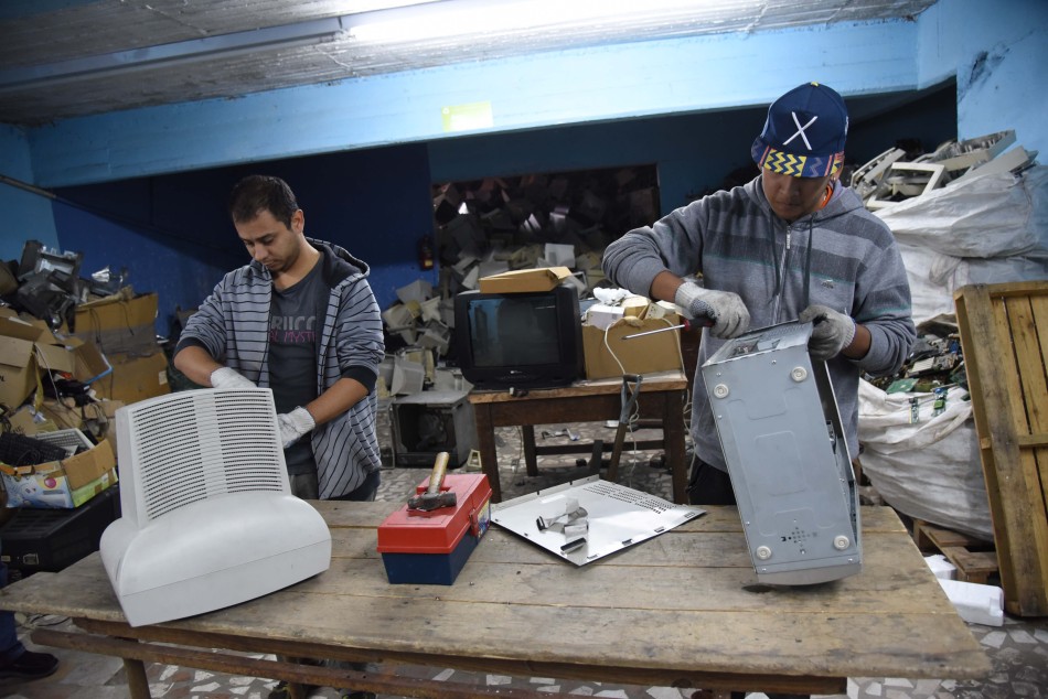 86242 | Javier y Ángel son parte del programa de reciclado - Dir. Gral. de Comunicación Social (Silvio Moriconi)