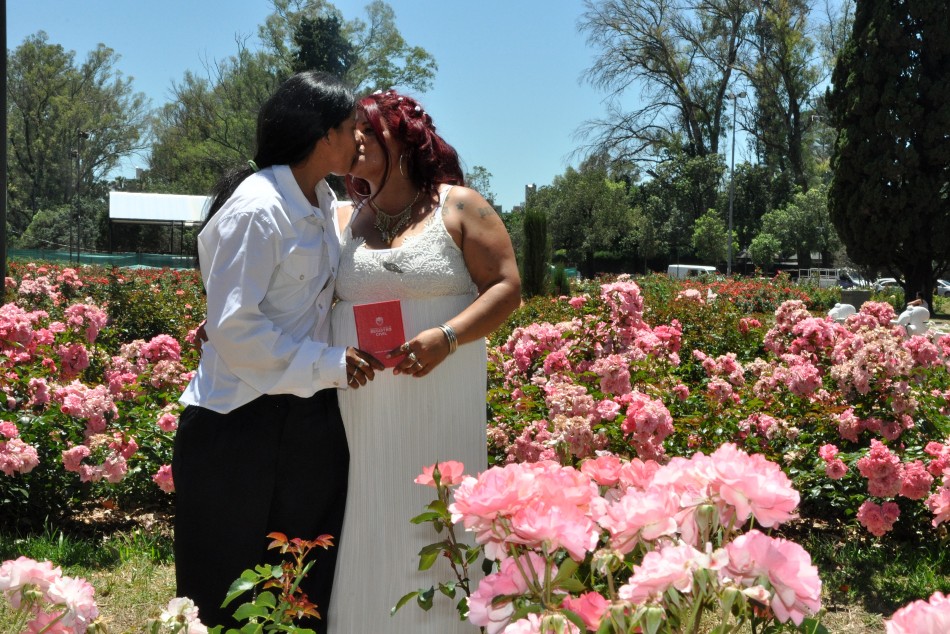 118934 | Rosa y Paola, las protagonistas del primer casamiento igualitario en el Rosedal - Secretaría de Medio Ambiente y Espacio Público