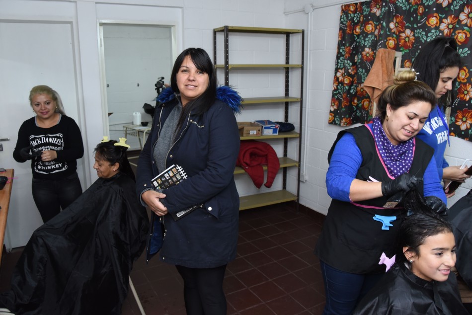 137860 | Capacitación en peluquería centro de convivencia barrio Las Flores - Dir. Gral. de Comunicación Social (Franco Trovato)