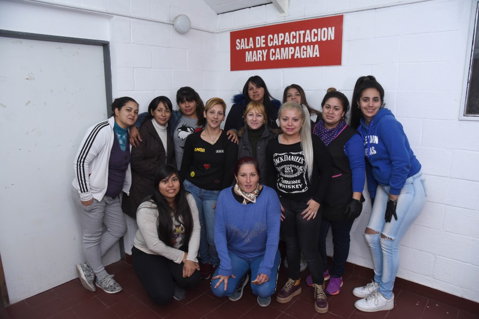 137857 | Capacitación en peluquería centro de convivencia barrio Las Flores - Dir. Gral. de Comunicación Social (Franco Trovato)