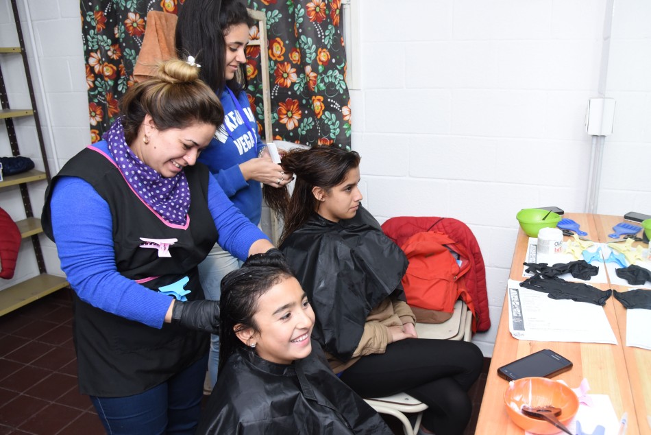 137862 | Capacitación en peluquería centro de convivencia barrio Las Flores - Dir. Gral. de Comunicación Social (Franco Trovato)