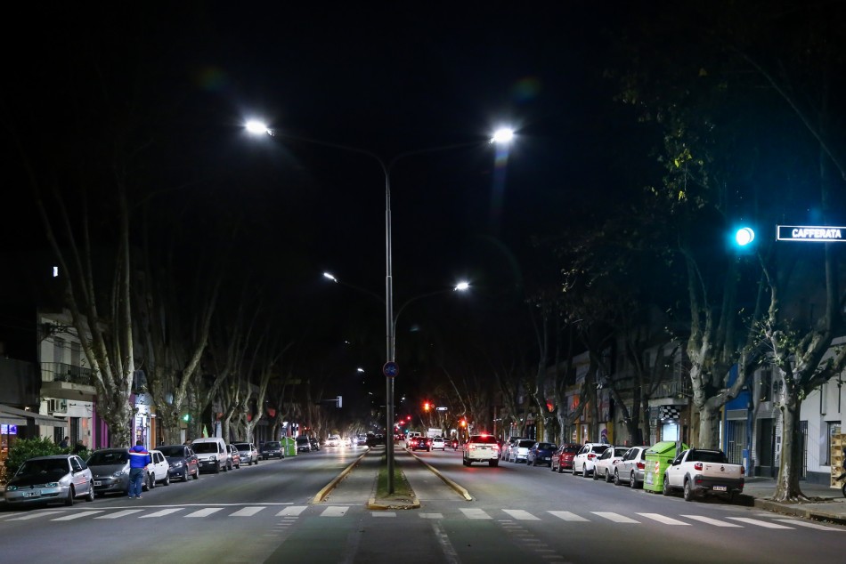 169045 | Nueva iluminación sobre avenida Pellegrini, en barrio Echesprtu -