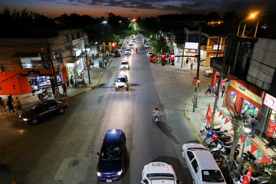169048 | Nueva iluminación sobre calle Juan José Paso, en el Centro Comercial Empalme Graneros -