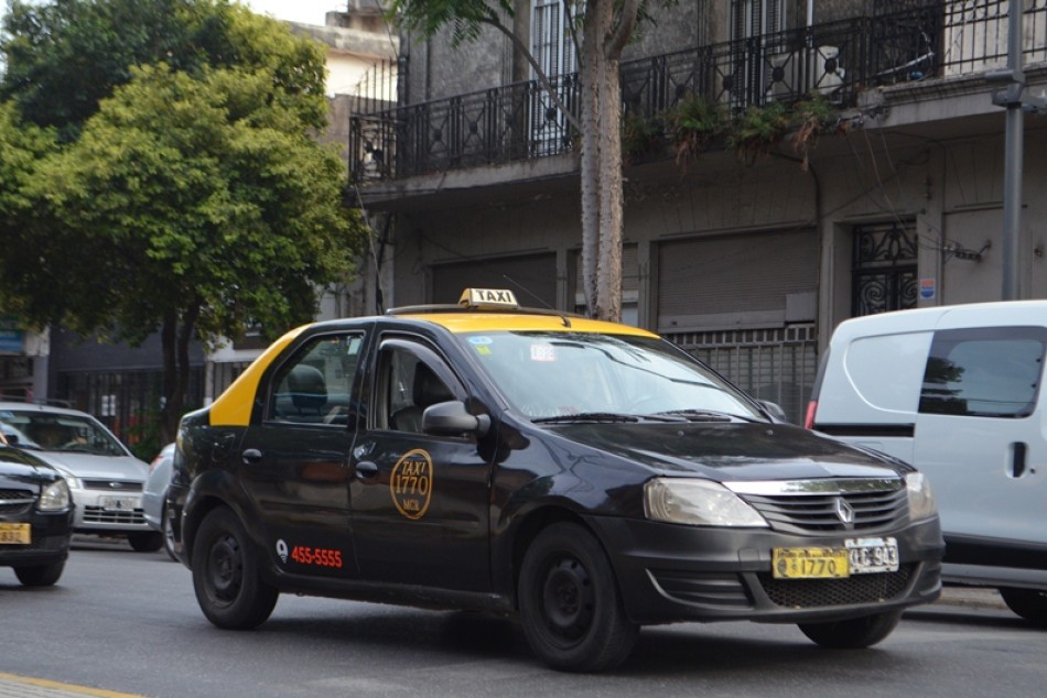 326741 | Comenzó el cursado de capacitaciones para titulares y conductoras/es de taxis - (Archivo)