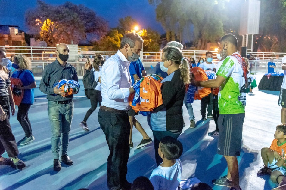335200 | Entrega Camisetas Futbol Infantil  - Subsecretaría de Comunicación Social (Marcelo Beltrame)