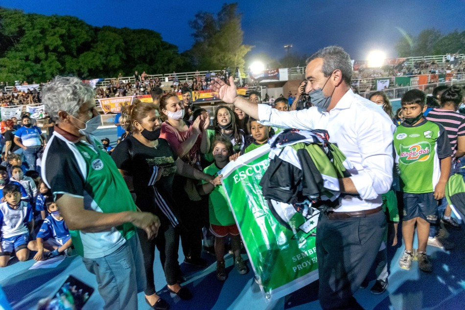 335202 | Entrega Camisetas Futbol Infantil  - Subsecretaría de Comunicación Social (Marcelo Beltrame)