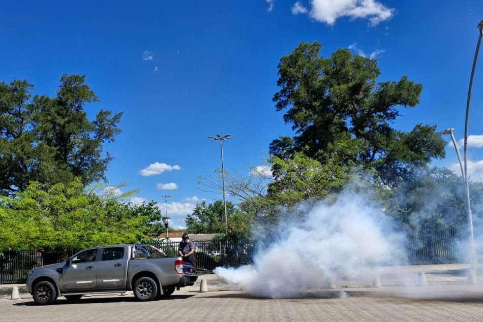 620835 | Avanzan los operativos de fumigación en plazas y espacios verdes  - Secretaría de Ambiente y Espacio Público