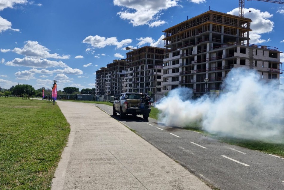 620837 | Avanzan los operativos de fumigación en plazas y espacios verdes  - Secretaría de Ambiente y Espacio Público